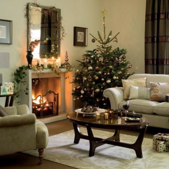 décoration-sapin-Noël-boules-argent-or-étoile-manteau-cheminée-bougies-branche-sapin