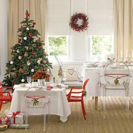 décoration-sapin-Noël-boules-rouge-blanc-ornements-étoile-rouge-couronne-cadeaux