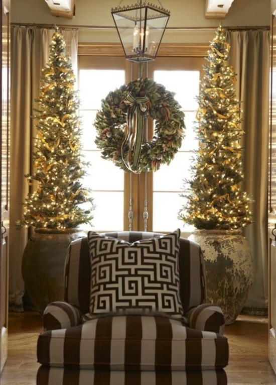 décoration-sapin-Noël-deux-sapins-guirlandes-lumineuses-dorées-vases-grands-couronne-ruban