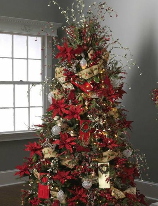 décoration-sapin-Noël-fleurs-rouges-guirlandes-dorées-boules-blanches-cartes-DIY