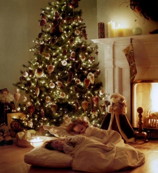 décoration-sapin-Noël-guirlandes-lumineuses-pommes-pin-boules-père-Noel-cheminée décoration sapin de Noël
