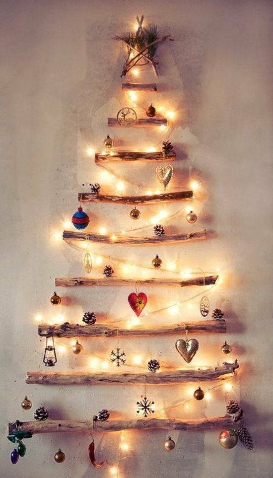 décoration-sapin-Noël-idée-moderne-DIY-branches-étoile-bois-flottant-ornements-coeurs-boules-flocons-neige-guirlande-lumineuse
