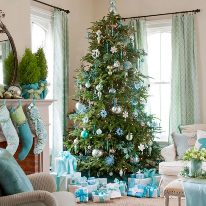décoration-sapin-Noël-ornements-bleu-argent-boules-flocons-neige-chaussettes-bleu-blanc-cadeaux