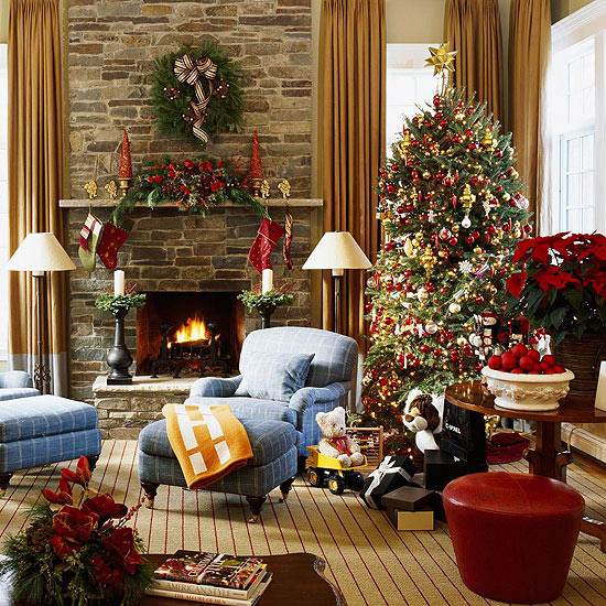 décoration-sapin-Noël-ornements-rouges-boules-chaussettes-rouges-manteau-cheminée-couronne