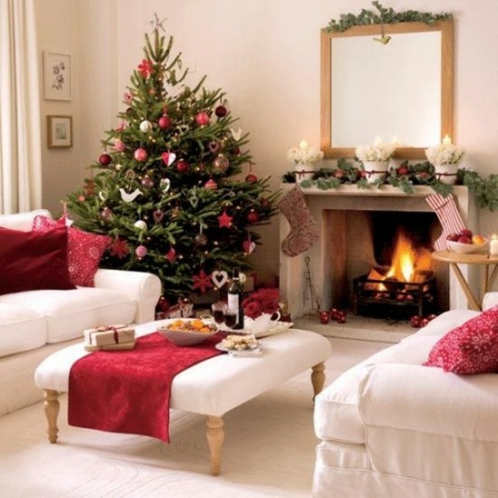 décoration-sapin-Noël-ornements-rouges-coeurs-boules-étoile-argentée-chaminée-manteau-branches-sapin-chemin-table-rouge décoration sapin de Noël