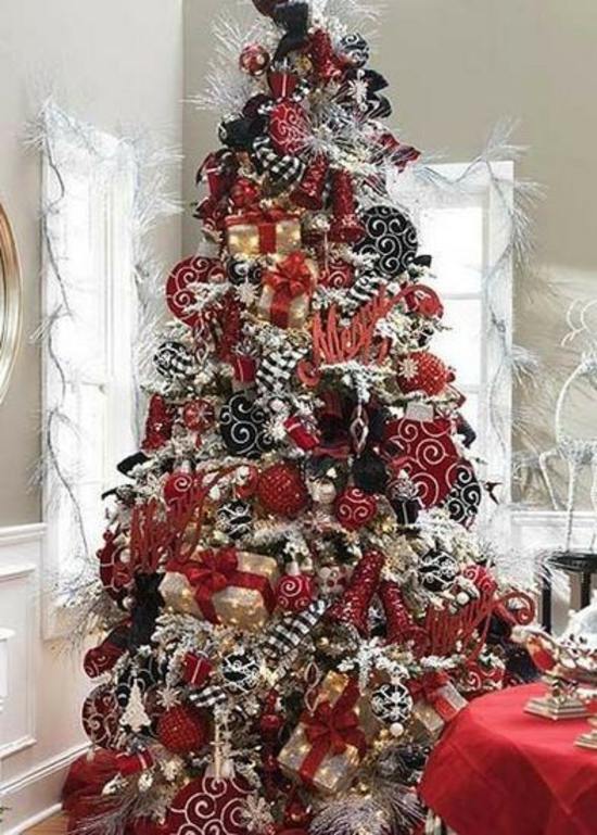 décoration-sapin-Noël-petits-cadeaux-boîtes-rubans-rouges-guirlandes-argentées