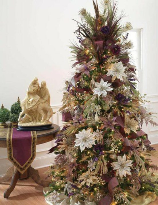 décoration sapin de Noël décoration-sapin-Noël-rubans-bordeaux-fleurs-papier-blanches-bordeaux-flocons-neige