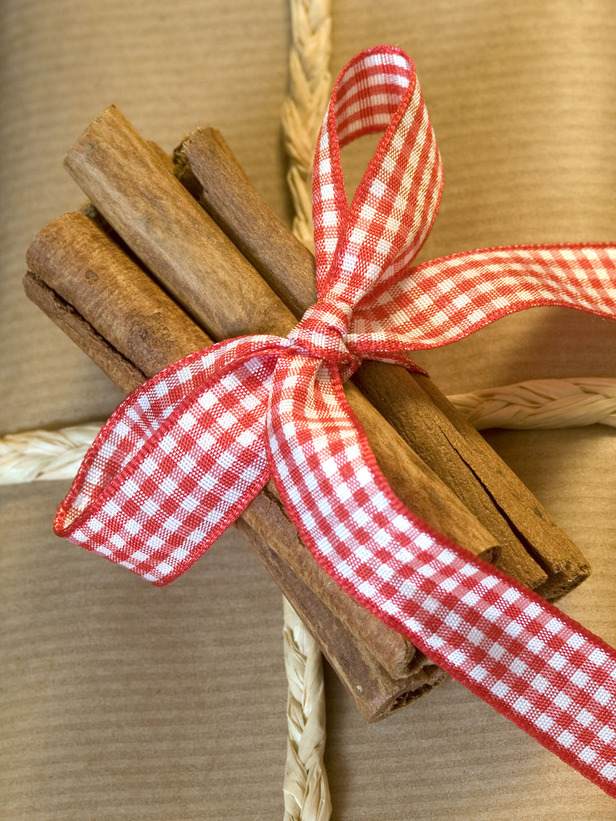 emballage de cadeaux Noël-original-bâtons-cannelle