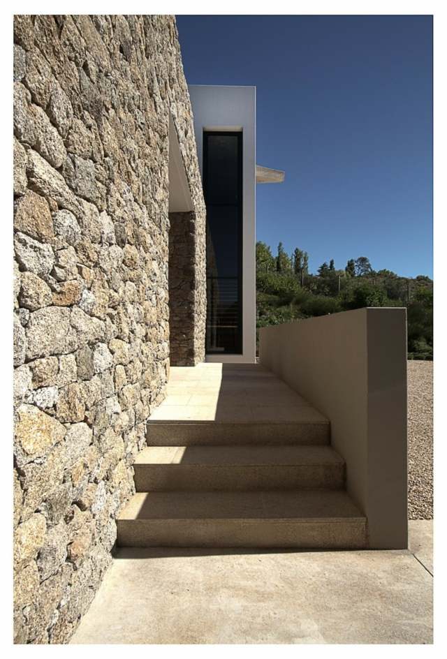 petit escalier simple mais pratique entrée maison double côtés
