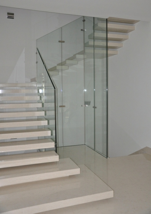 escalier béton blanc rampe verre