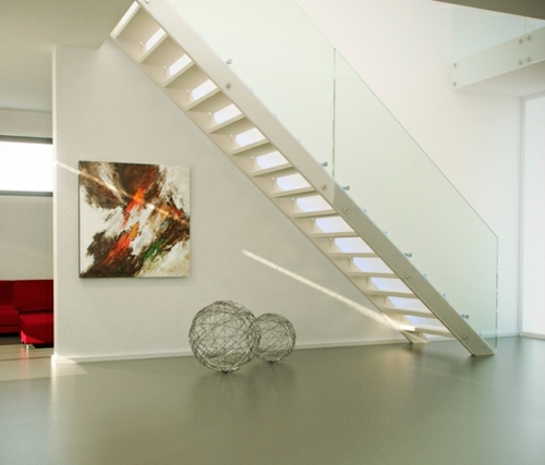 escalier design blanc verre