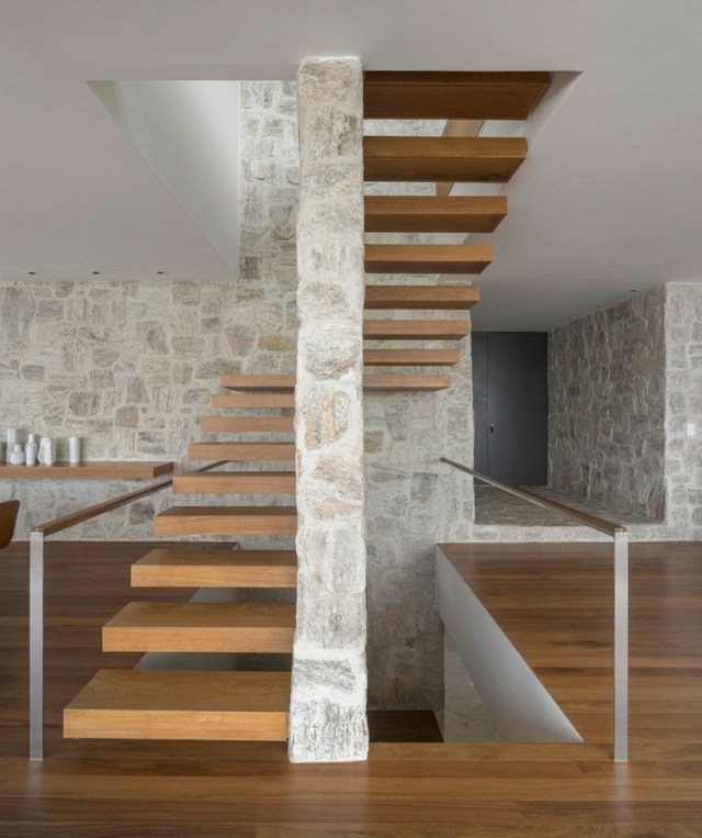 escalier design bois lattes suspendues mur pierre