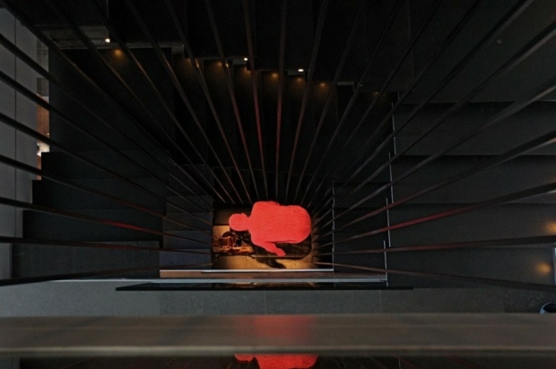escalier design dominé par noir accent sculptural rouge