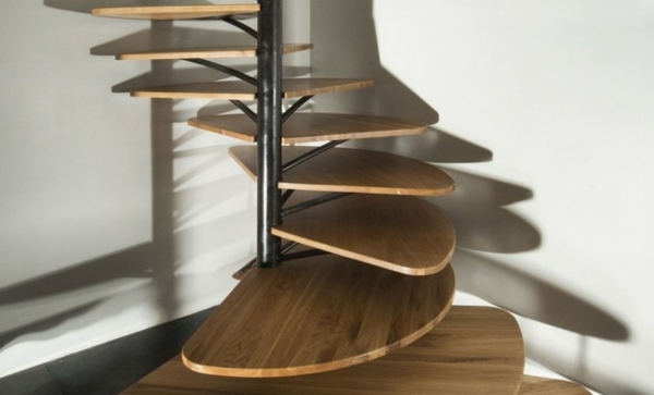 escalier en spirale bois dans la maison Blur