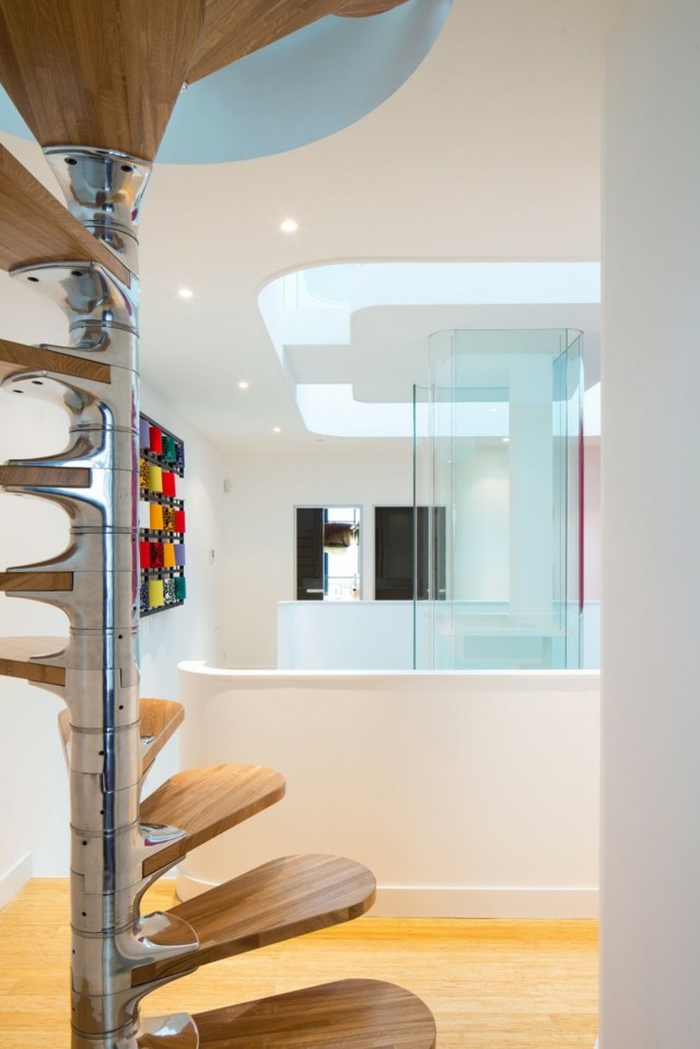 escalier vis metal bois vue travers maison moderne transparence