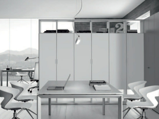 Espace e travail avec mobilier contemporaine argenté blanc style pureté 