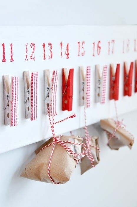 fabriquer-calendrier-Avent-pinces-décorées-rouge-blanc-rubans
