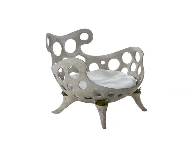 Vue de devant du fauteuil Drillium coussin blanc béton gris
