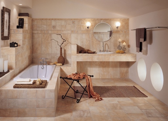 faïence-salle-bains-beige-baignoire-élégante-miroir-rond-lampes-mur