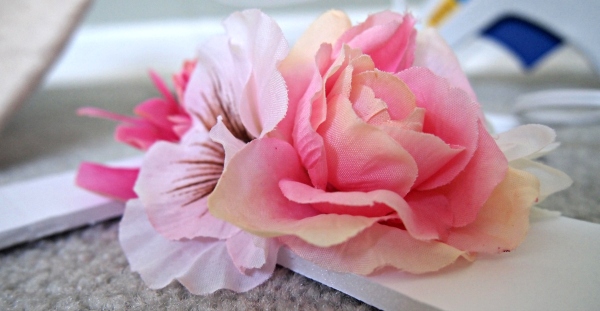 fleur artificielle fausse petale rose blanc