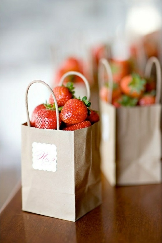 fraises dans sachet papier look rustique écolo