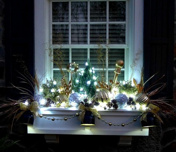 guirlandes-lumineuses-Noël-arrangement-boules-ornements-guirlandes-rubans