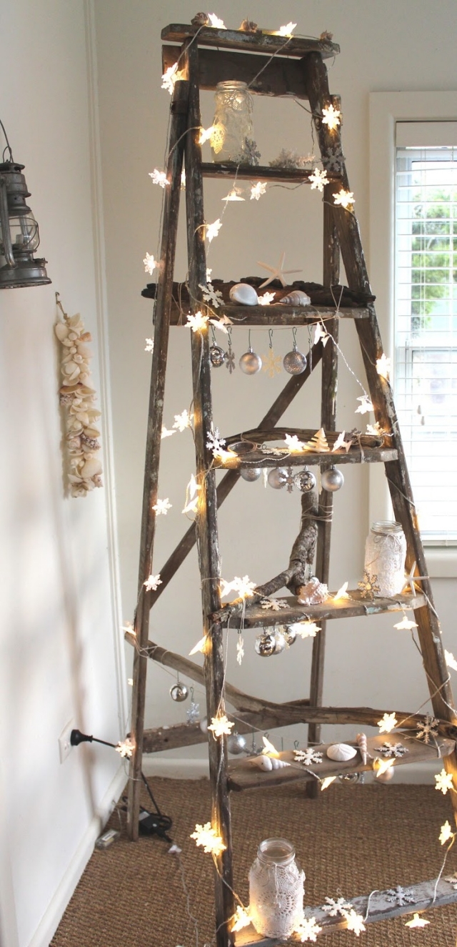 guirlandes-lumineuses-Noël-échelle-bois-décorée-guirlandes-étoiles-lumineuses