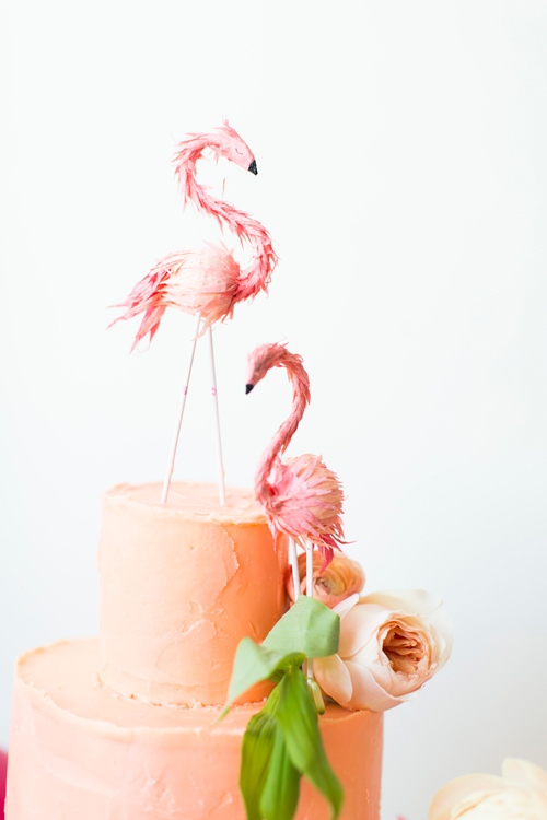 gâteau à étages décoré de deux flamants roses