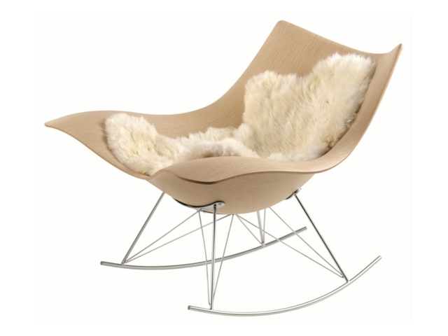 La forme de cette chaise bien entourer le corps salon meubles
