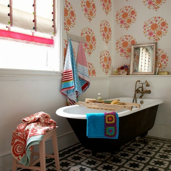idee papier peint salle bain orange blanc