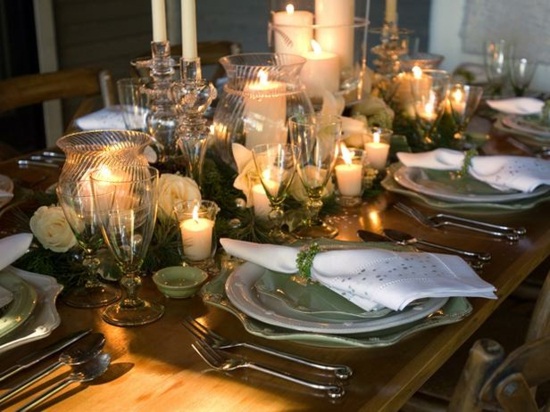 idée-déco-Noël-bougies-blanches-branche-sapin-vertes-table