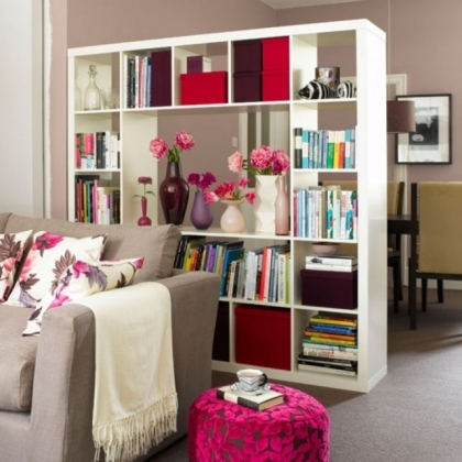 idées-design-déco-bibliothèque-blanche-vases-fleurs-roses-boîtes-rouge-lilas-salon