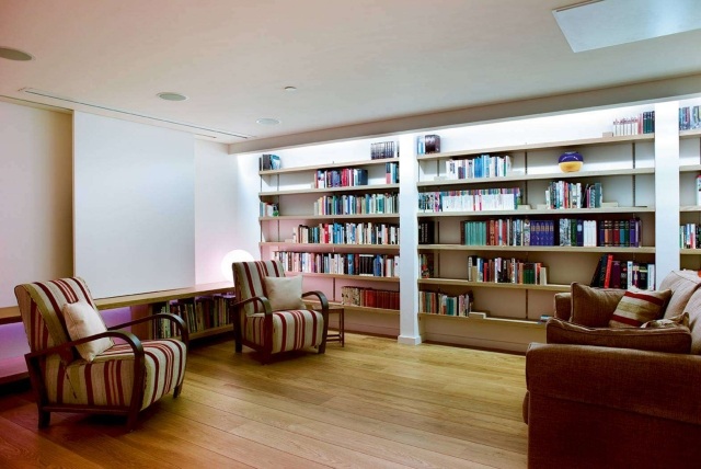 idées-design-déco-bibliothèque-murale-grande-éclairage-fauteuils déco bibliothèque