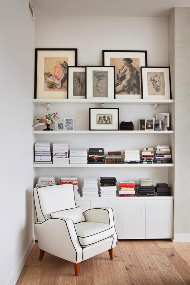idées-design-déco-bibliothèque-petite-blanche-tableaux-statuettes-fauteuil-blanc déco bibliothèque