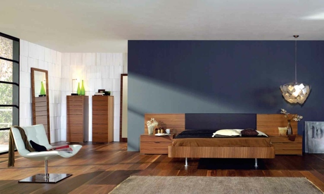idées-déco-chambre-coucher-couleurs-naturelles-mur-accent-bleu-mobilier-bois-fauteuil-blanc-lustre-moderne