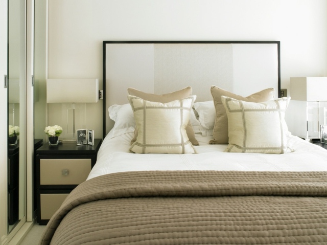 idées-déco-chambre-coucher-couleurs-naturelles-mur-blanc-linge-lit-blanc-beige-coussins-décoratifs idées déco chambre à coucher