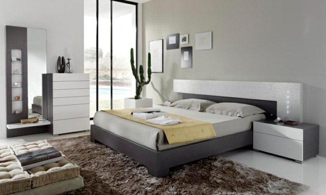 idées-déco-chambre-coucher-couleurs-naturelles-mur-gris-clairètpete-lit-blanc-gris-table-chevet-basse-tapis-marron