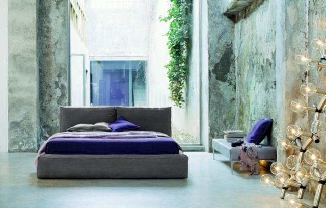 idées-déco-chambre-coucher-couleurs-naturelles-murs-bleu-clair-linge-lit-bleu-royal-luminaire-design idées déco chambre à coucher