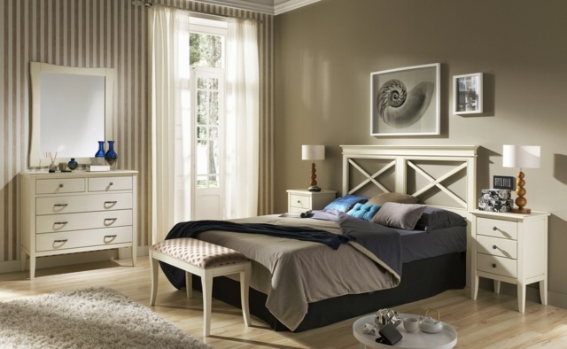 idées-déco-chambre-coucher-couleurs-naturelles-papier-peint-beige-rayures-mobilier-bois-blanc-libge-lit-gris idées déco chambre à coucher