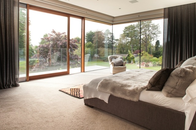 idées-déco-chambre-coucher-couleurs-naturelles-rideaux-marron-tapis-beige-linge-lit-blanc-beige idées déco chambre à coucher