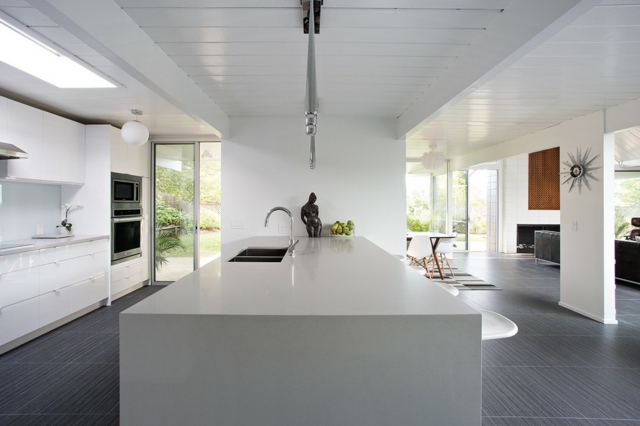 interieur maison cuisine ilot blanc moderne bois spacieux