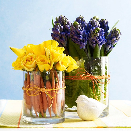 jolie décoration pâques fleurs jaunes violettes
