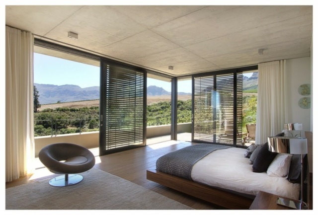 chambre design à l'intérieur avec des vues magnifiques grâce  fenêtres panoramiques  maison falaise