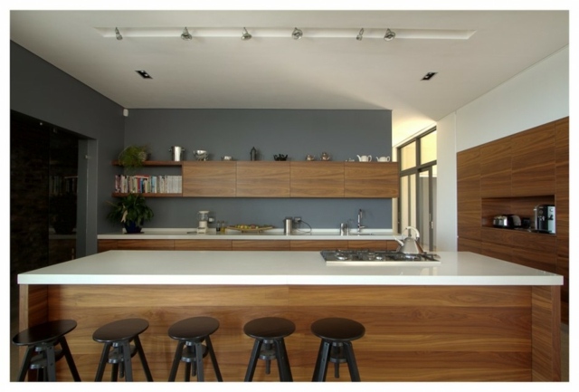 La cuisine contrastée avec un grand plan de travail design bois clair foncé