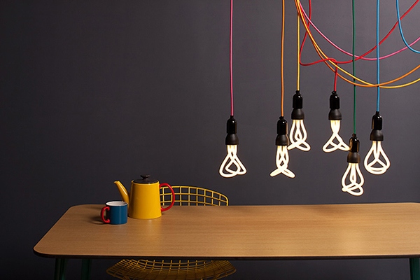 lampe design intérieur ampoule suspendu table couleur