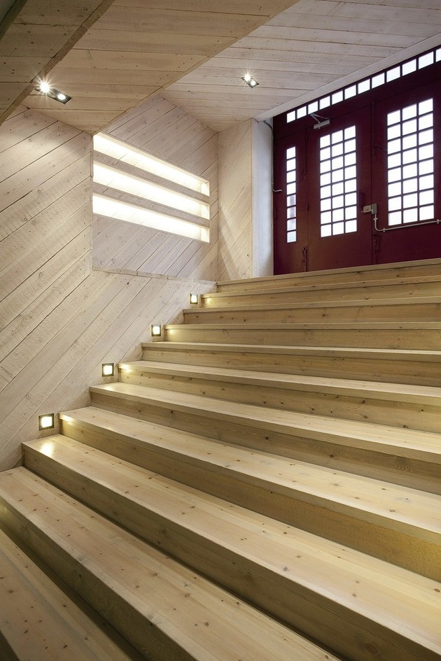 large escalier bois entrée bâtiment