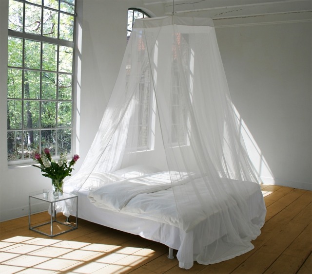 lit-baldaquin-idée-originale-chambre-coucher-rideau-transparent