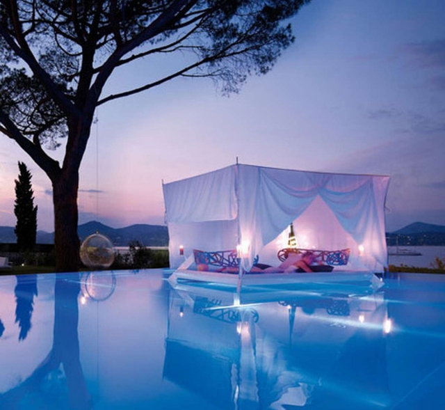 lit-baldaquin-idée-originale-terrasse-beau-luminaire