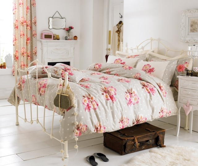 literie-florale-lit-fer-forgé-blanc-chambre-romantique