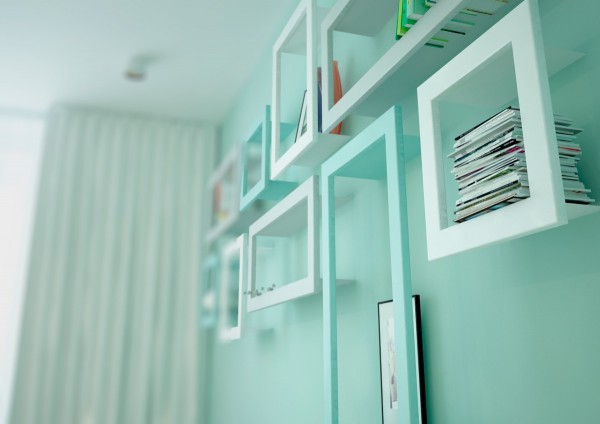 lofts-design-Mooseberry-Design-étagères-blanches-originales-mur-vert-menthe-pâle lofts design